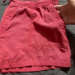 Women’s gap linen shorts.